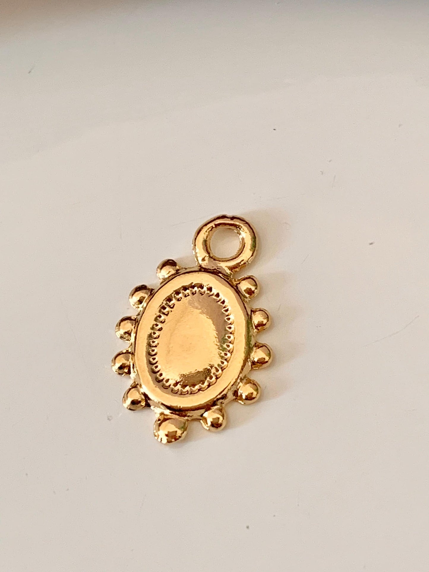 Pendentif Roamy, Pendentif 15 x 10mm plaqué or, pampille perles et ovale doré