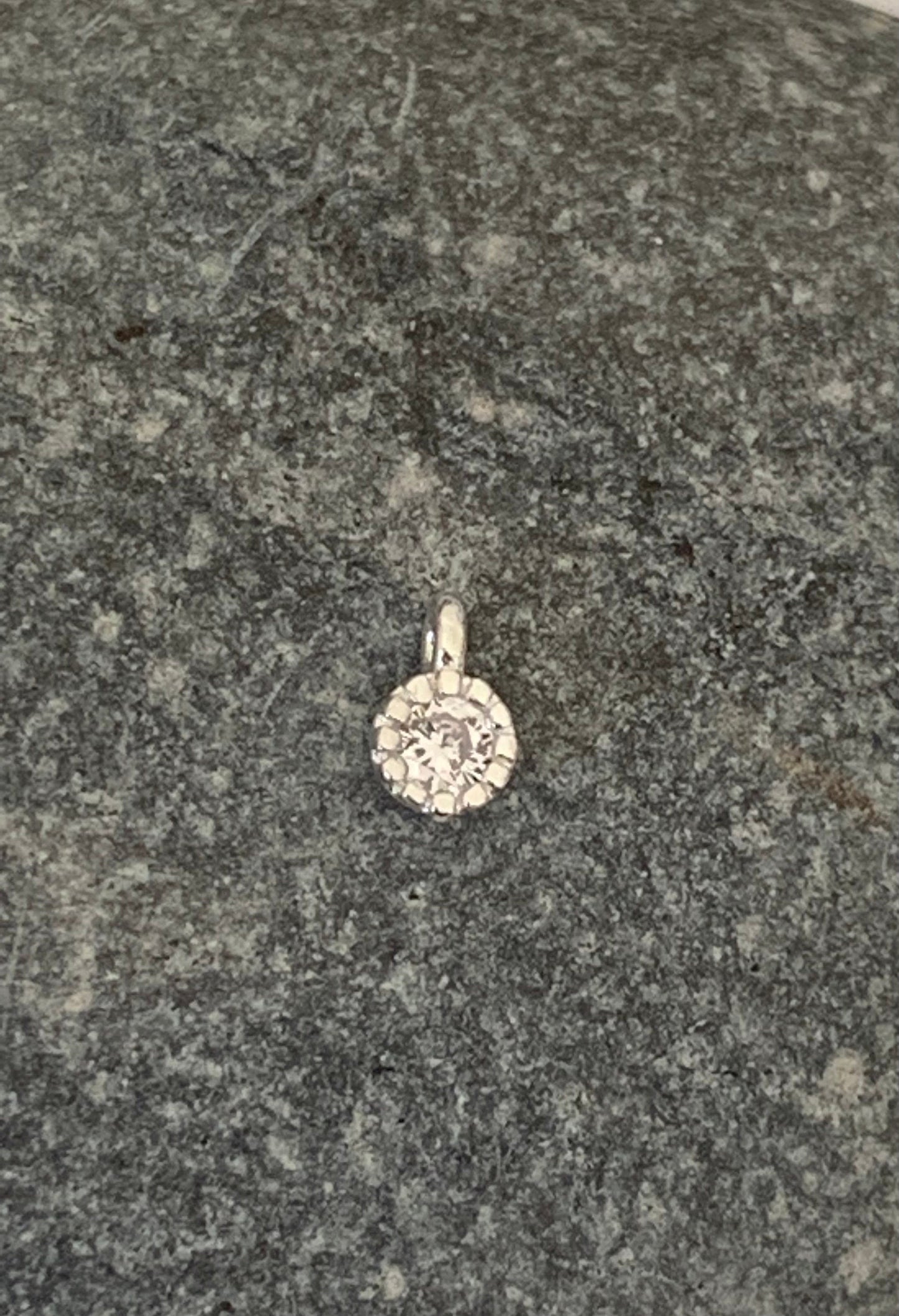 Micro solitaire Pastille strass 3mm, plaqué or zirconium, micro pendentif doré