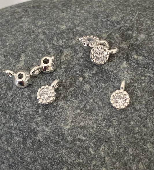 Micro solitaire Pastille strass 3mm, plaqué or zirconium, micro pendentif doré