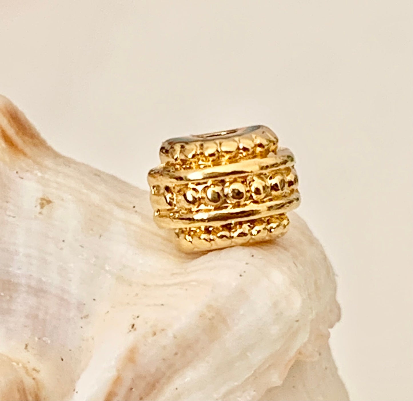Perle Intercalaire Plumetis 5x6,6mm en plaqué or 24K