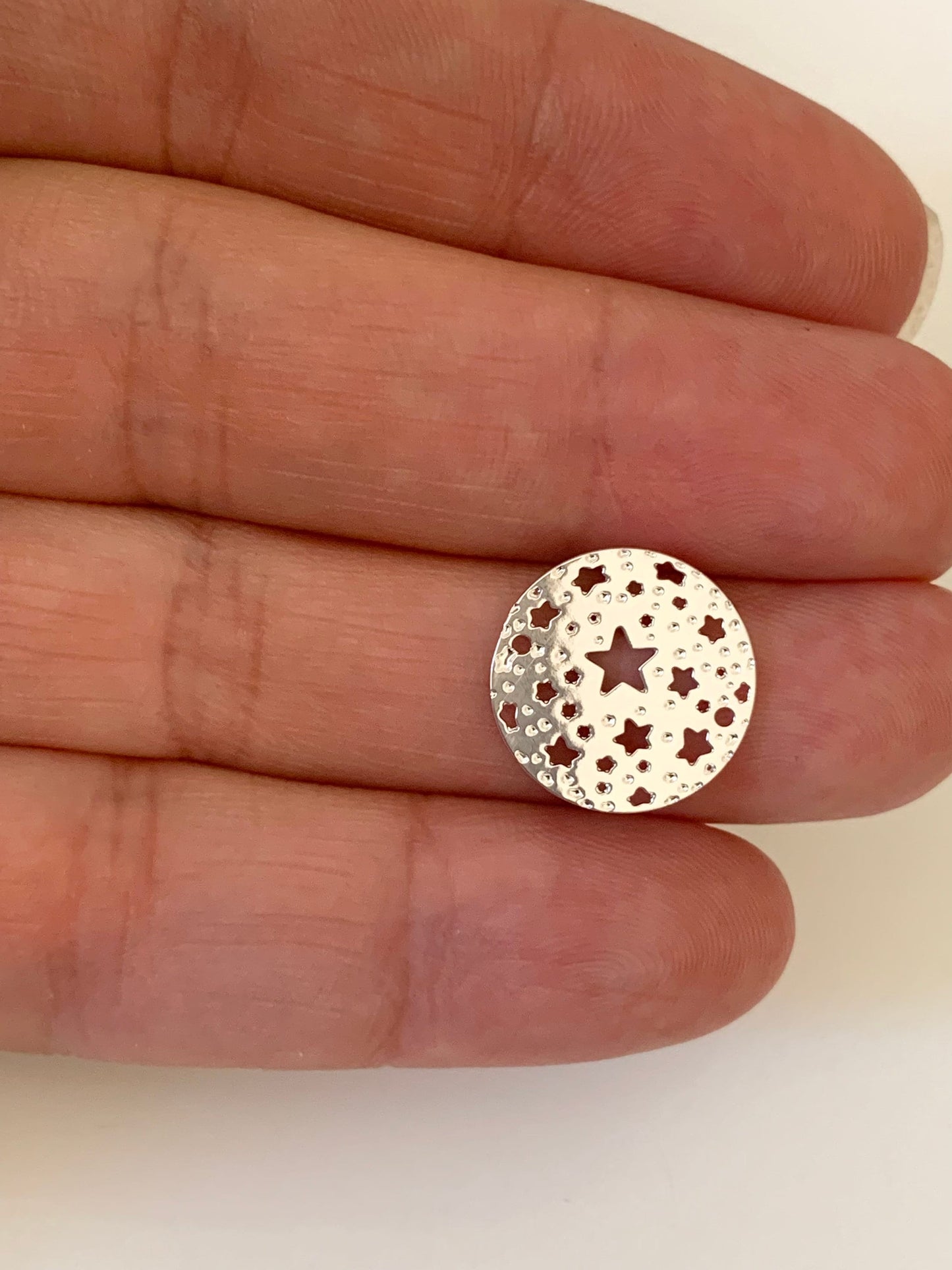 Connecteur médaille lune et étoiles argenté 15mm, disque étoiles en plaqué argent 925 pour créations de bijoux
