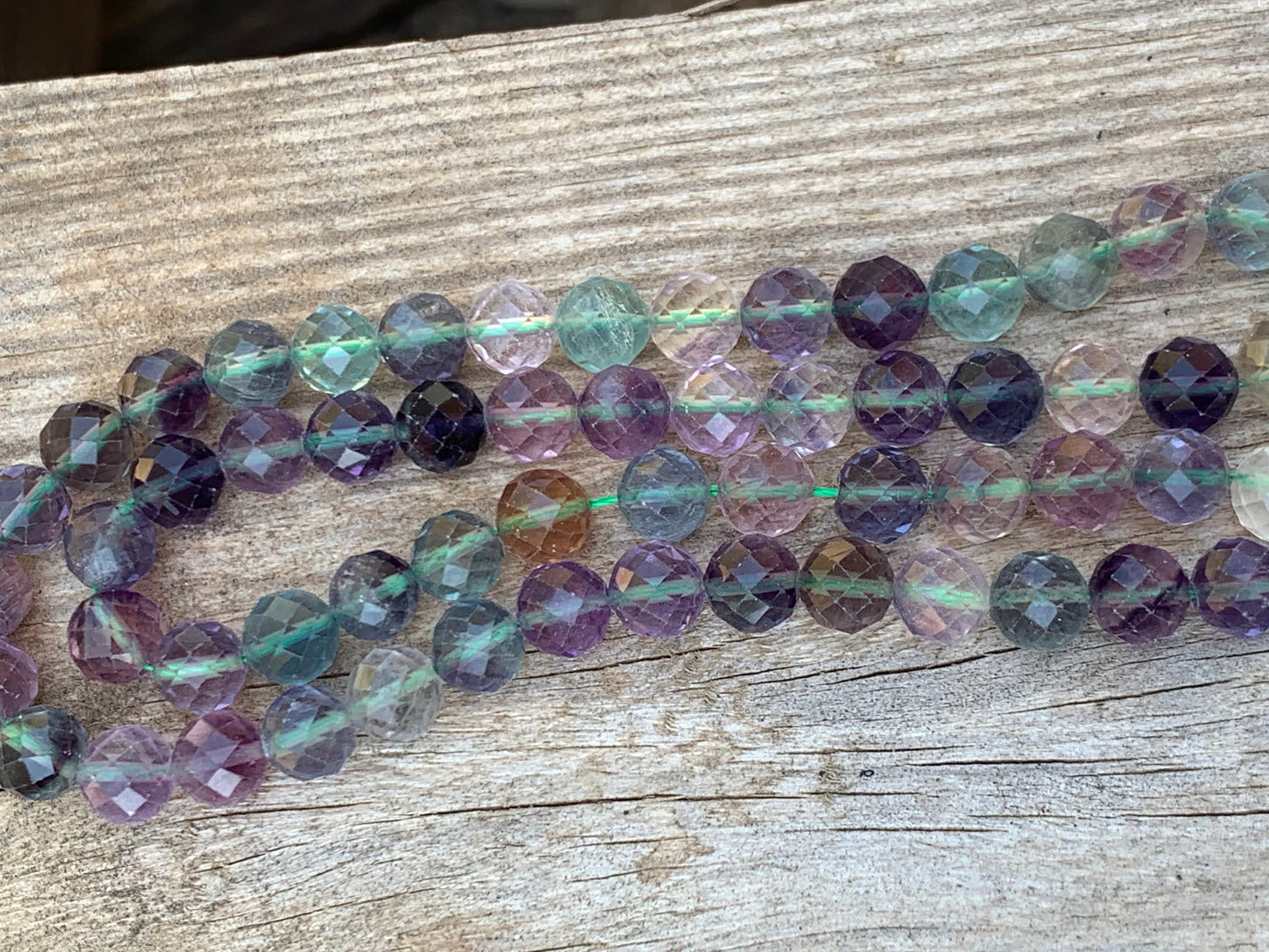 6 perles 6,3 mm Fluorite facettée, 6 perles facettes gemme naturelle 6,3mm tons vert clairs, jaunes et violets, pierre naturelle