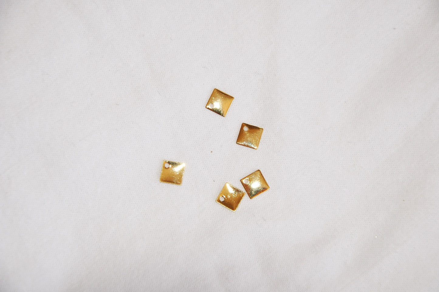 Lot de 2 carrés 6mm 1 trou, squares trou sur pointe plaqué or 24 carats  6 mm