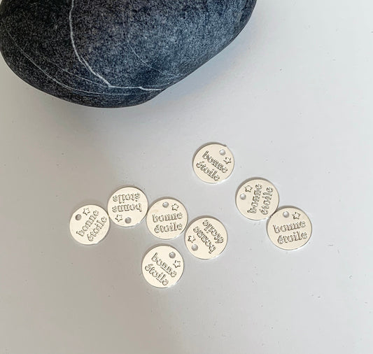 Médaillon, breloque 9mm plaqué argent, « Bonne étoile » plaqué argent 10 microns