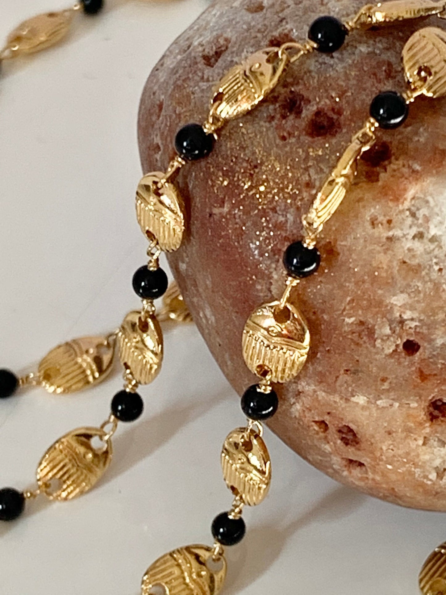 24K Chaîne scarabées et perles d’Onyx naturelle 2,5 mm, morceau de 20cm plaqué or 100% français