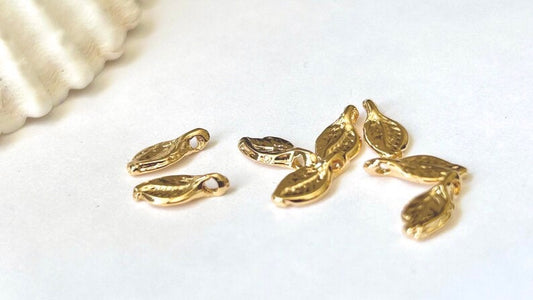 Breloque feuille 10,8x5mm en plaqué or 24K, charm doré, pampille feuille bracelet