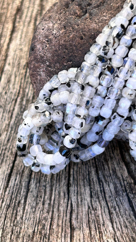 Cubes Pierre de Lune blanche et tourmaline noire naturelle facettée 2,6mm, moonstone reflets légers bleu naturel, gemme création bijoux,