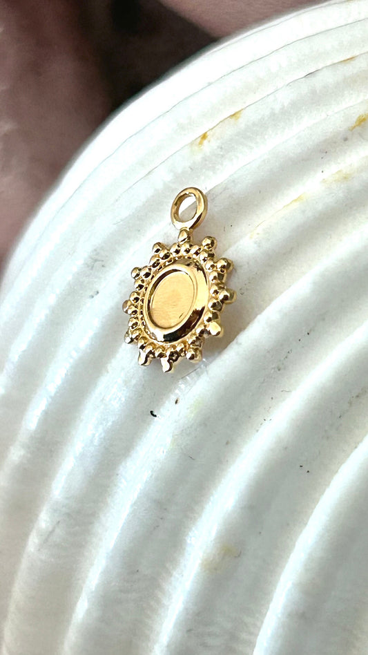Breloque Soleil ethnique 10mm en plaqué or 24K, charm doré, pampille serti bracelet